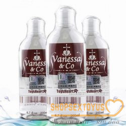 Gel bôi trơn chất bôi trơn tình dục gốc nước nên không mùi, không màu, chỉ cần rửa sạch với nước sau khi sử dụng là sạch hoàn toàn, không có cảm giác sót lại, bết rít khó chịu, Vanessa cũng chứa chủ yếu là glycerin.